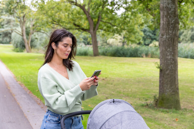 Vrouw met kinderwagen BeterDichtbij app park