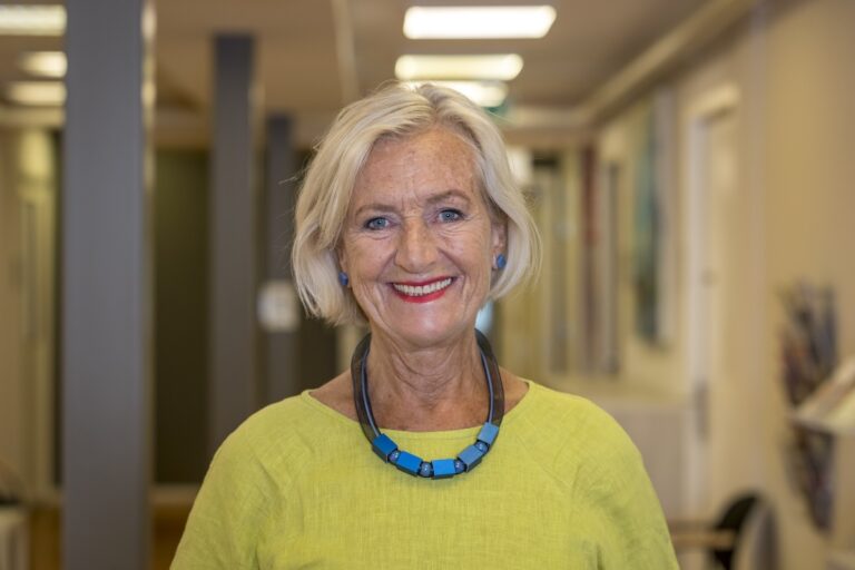 Lachende vrouw in gang