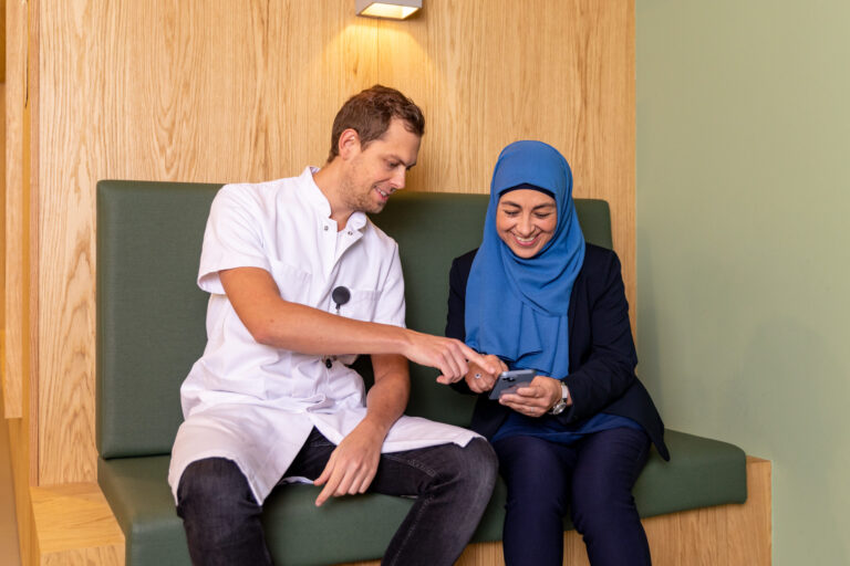 Vrouw met zorgverlener uitleg BeterDichtbij app