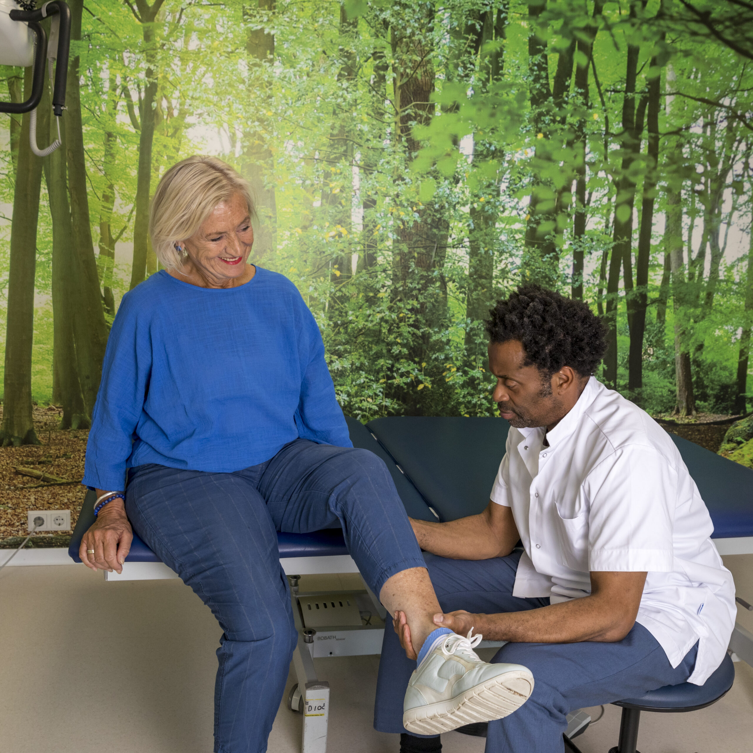 Patiënt en zorgverlener in behandelkamer