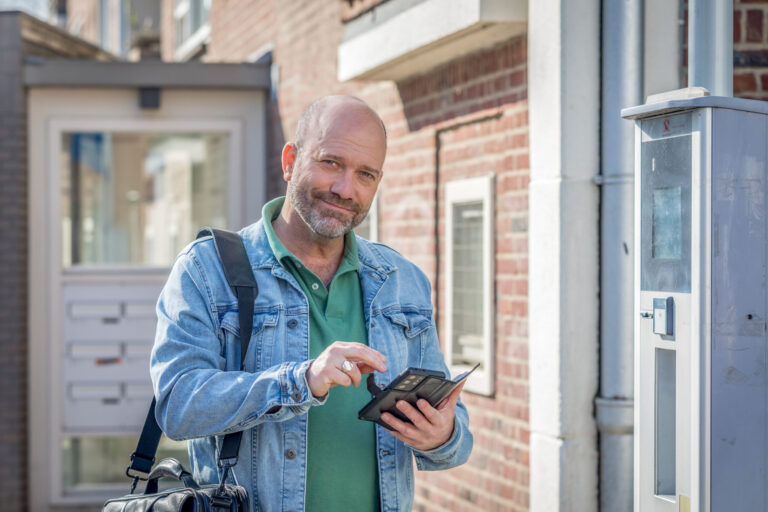 BeterDichtbij mannelijke patiënt met spijkerjack-bewerkt