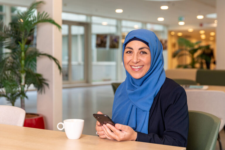 Vrouw in ziekenhuis BeterDichtbij app